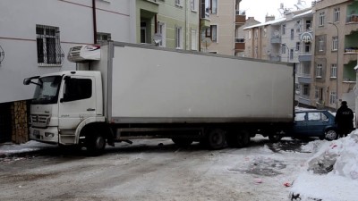 Buzlu yolda kayan kamyon 2 otomobile çarptı - KARAMAN 