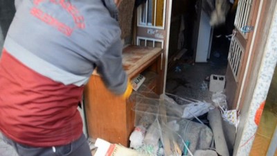  Manisa'da bir evde 2 traktör dolusu çöp çıktı 