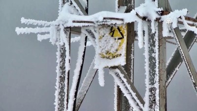 Soğuktan yolda kalan otomobili at arabası çekti - KARS 