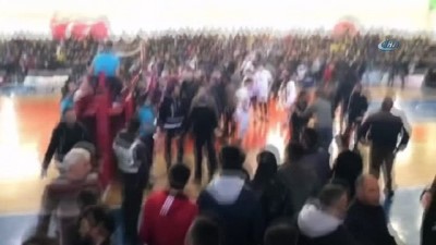 voleybol maci - Taraftar sahaya indi, voleybol maçı tatil edildi  Videosu