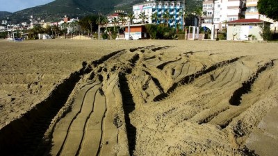 Alanya'da kalorifer yakıtı sızan plaj temizlendi - ANTALYA