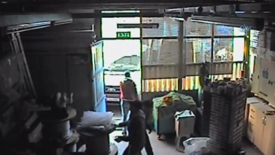 elektrik kablosu -  Araçlarını dükkan sahibinin üzerine süren hırsızlar kamerada  Videosu