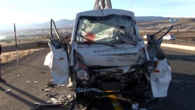  Elazığ'da pikap kamyona çarptı: 2 yaralı 