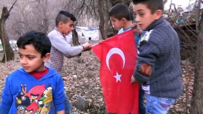 bulduk -  Sınır çocuklarının bayrak sevgisi...Beytüşşebaplı çocuklar, yerde buldukları bayrağı köy meydanına astı  Videosu