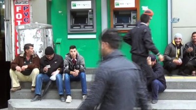 siginmacilar -  Suriyelilerin 100 lira izdihamı kamerada  Videosu
