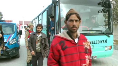 kacak gocmen - 15 kişilik minibüste 59 kaçak göçmen yakalandı (1) - ERZİNCAN  Videosu