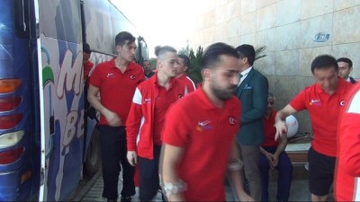 milli sporcular - Bakan Yardımcısı Boynukalın, Milli Takım kampını ziyaret etti Videosu