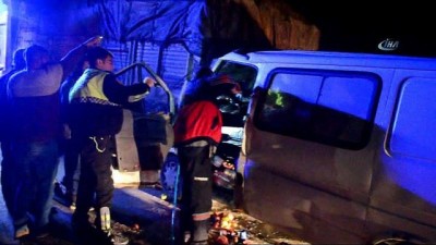 devlet hastanesi -  Minibüs Kamyona Arkadan Çarptı: 1 Ağır Yaralı Videosu