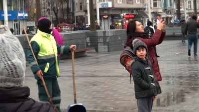 yabanci turist -  Taksim’de sığırcık kuşlarının dansı böyle görüntülendi  Videosu