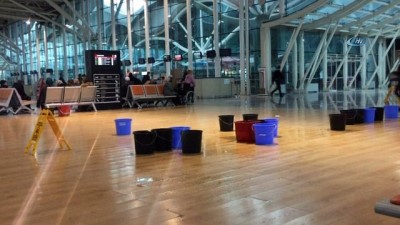 siddetli yagis -  Havalananındaki su akıntısına kovalı çözüm Videosu