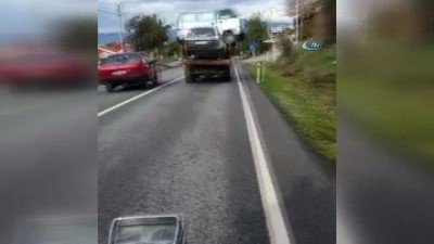 cep telefonu -  Minibüs ve otomobili yüklenen kamyonetin tehlikeli yolculuğu kamerada  Videosu