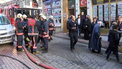 mahsur kaldi -  Anneye kalp masajı yapılırken minik bebeği itfaiye eri severek sakinleştirdi Videosu