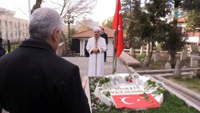abrin -  Başbakan Yıldırım, Muhsin Yazıcıoğlu'nun mezarını ziyaret etti  Videosu