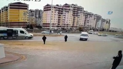 yolcu minibus -  Bir anlık dikkatsizlik canına maloldu  Videosu