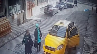 ticari taksi - Cinnet getiren babanın, küçük kızının boğazına bıçak dayadığı anlar kamerada  Videosu