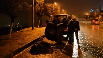 hayvan sevgisi -  Jandarma, yaralı eşek ıslanmasın diye şemsiyeli tuttu Videosu