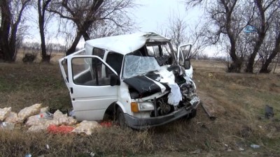 cenaze araci -  Konya'da minibüs TIR'a arkadan çarptı: 1 ölü  Videosu