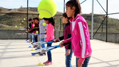 beden egitimi - Liceli köy çocukları tenis oynuyor - DİYARBAKIR  Videosu