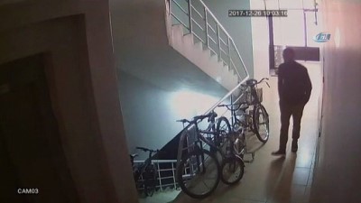 bisiklet hirsizi -  Merdiven boşluğundan bisiklet çalan hırsız güvenlik kamerasında  Videosu