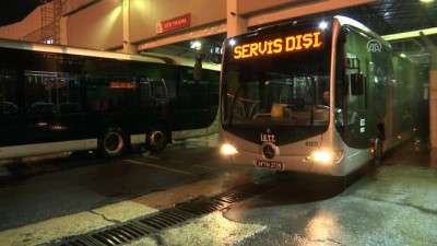 kapali alan - Metrobüsleri onlar temizliyor - İSTANBUL  Videosu