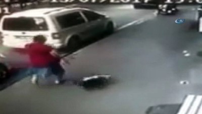 calisan kadin -  Kedi, kaldırımda yürüyen köpek ve sahibine böyle saldırdı  Videosu