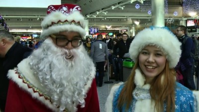 pasaport kontrolu - 'Noel Baba' ile 'Kar Kız' kıyafetli yolcular bedava uçtu - İSTANBUL Videosu
