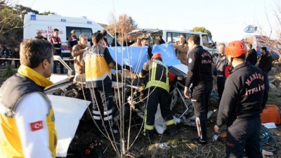  Manisa’da katliam gibi kaza: 3 ölü, 2 ağır yaralı