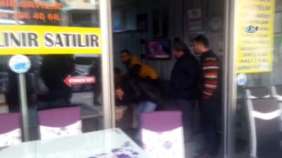 silahli kavga -  Yol ortasında tartıştığı gence defalarca ateş açtı, o anlar kameraya böyle yansıdı  Videosu