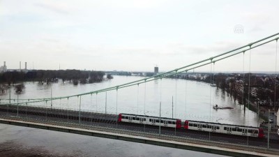 su baskini - Aşırı yağışlardan su seviyesi yükselen Ren Nehri, havadan görüntülendi - KÖLN Videosu