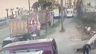 trafik kazasi -  Kamyonun çarptığı otomobil böyle takla attı  Videosu