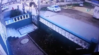 kiz cocugu -  Sokakta 8 yaşındaki kız çocuğunu öpen tacizci kamerada Videosu