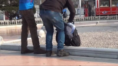 psikoloji -  Taksim’de genç adam benzinle döküp kendini yakmaya çalıştı  Videosu