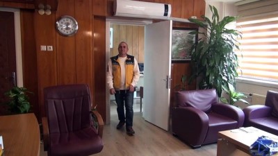 saglik calisanlari - Hastayı yatağına kadar sırtında taşıyan ambulans şoförüne plaket - MANİSA Videosu