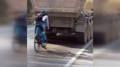 tehlikeli yolculuk -  Kamyonun arkasındaki bisikletlinin tehlikeli yolculuğu kamerada  Videosu