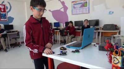 gorme engelli vatandas -  Öğrenciler görme engelliler için mesafe sensörü tasarladı  Videosu
