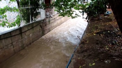  Bodrum’da beklenen yağmur geldi, sokaklar göle döndü
