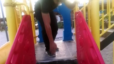 kucuk kiz -  Oynadığı parkta yüzünü demir döşemelerine çarpan çocuk hastanelik oldu Videosu