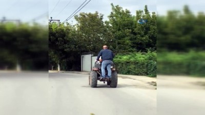 Traktörle tehlikeli yolculuk kameraya yansıdı 