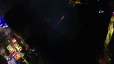  Eminönü’ndeki hanın çatısında çıkan yangın drone ile görüntülendi