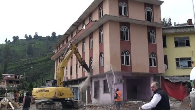 Muradiye beldesindeki binanın yıkımı (1) - RİZE 