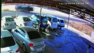 hastane -  Polisleri taşıyan midibüsün devrilme anı kamerada  Videosu