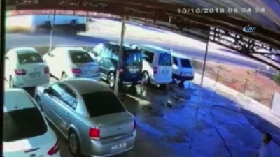 hastane -  Polisleri taşıyan midibüsün devrilme anı kamerada  Videosu