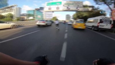  15 Temmuz Şehitler Köprüsü’nde patenli ve bisikletli gençlerin tehlikeli yolculuğu kamerada 