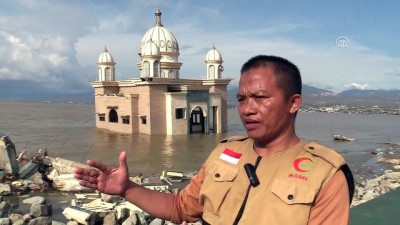tsunami felaketi - Endonezya'daki afet 'yüzen cami'yi yıkamadı - PALU  Videosu