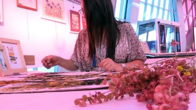 el sanatlari sergisi - Kitap arasında kuruttuğu yapraklar sanatçı yaptı - ESKİŞEHİR  Videosu