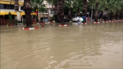 Silivri'de bazı yollar su altında kaldı - İSTANBUL 