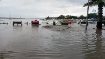 sahil yolu -  Silivri'de sahil yolu sular altında kaldı  Videosu
