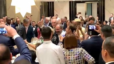 riva - VİDEO - Macron ile Paşinyan Frankofoni Zirvesi'nde karşılıklı oynadı Videosu