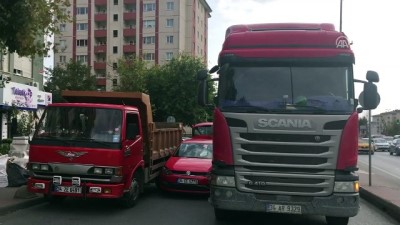 baros - Beşiktaş'ta otomobil kamyonların arasında sıkıştı - İSTANBUL Videosu