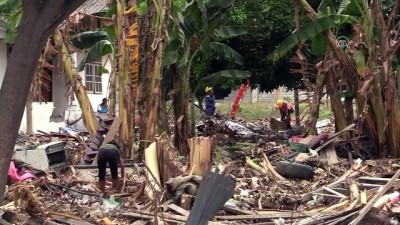 tsunami felaketi - Endonezyalılar kaybettikleri yakınlarının yasını tutuyor - PALU  Videosu